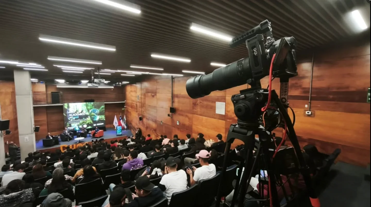 Cámara profesional transmitiendo un evento en un auditorio
